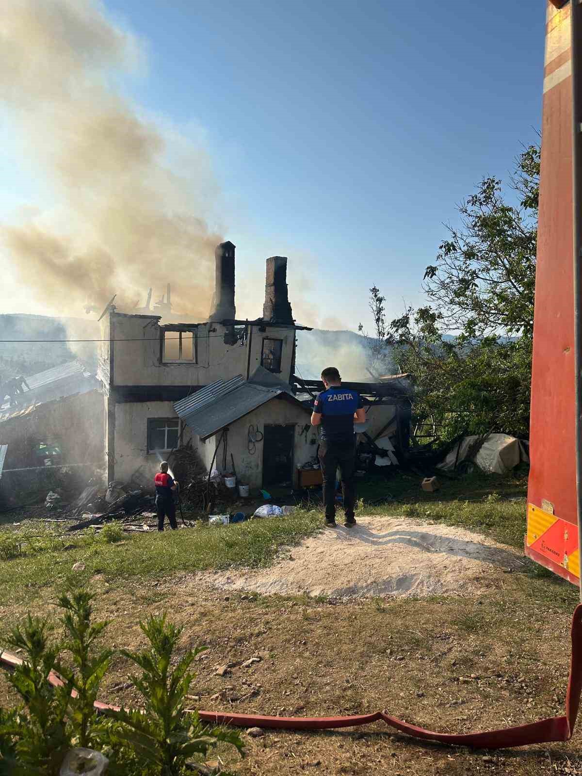kastamonuda iki katli ahsap evde yangin PvOn7EMc