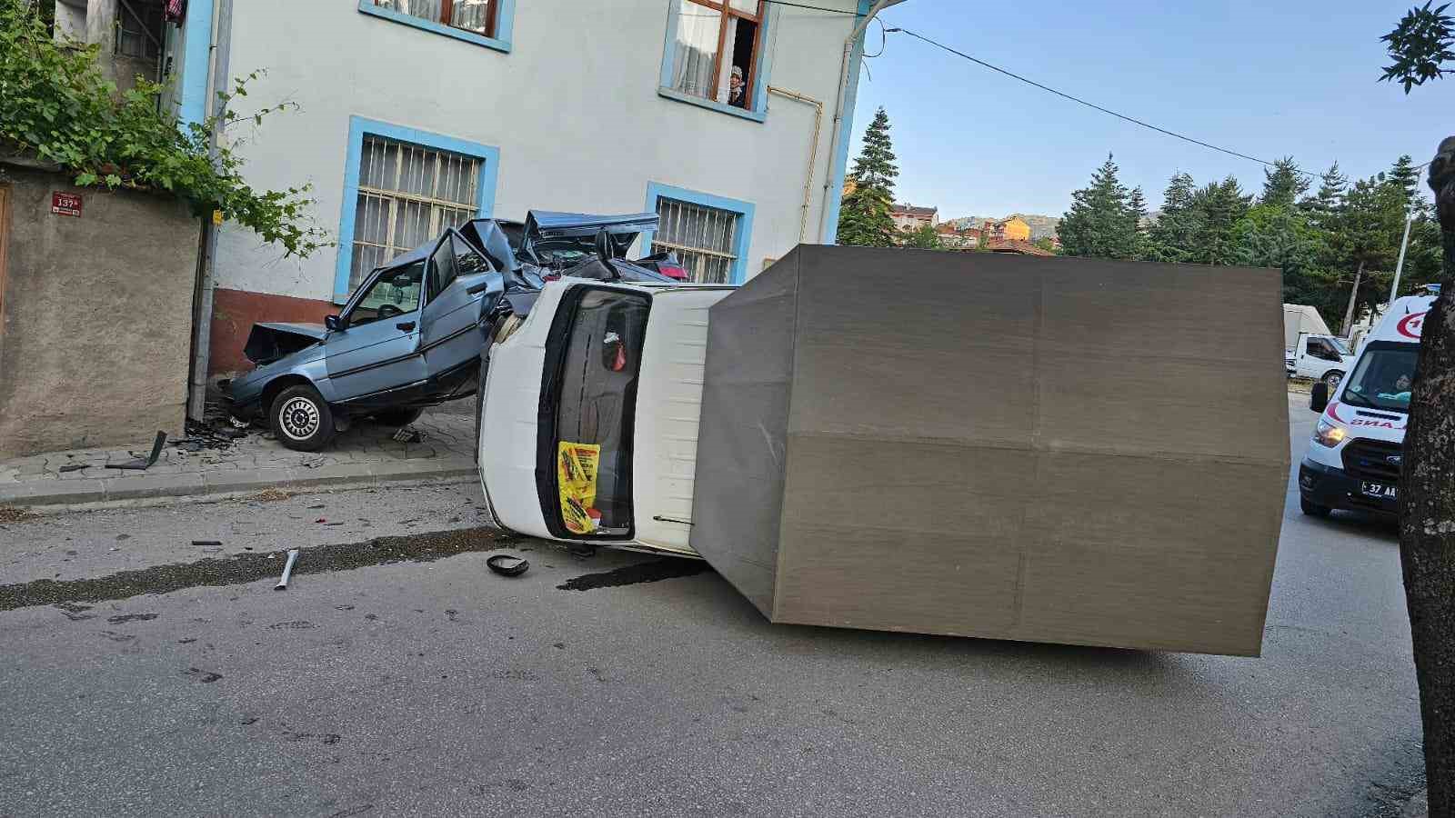 kastamonuda kamyonet park halindeki otomobile carpti 1 yarali rTYXAKnc