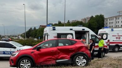 kavsakta iki otomobil carpisti 3 yarali nbtnYRzk