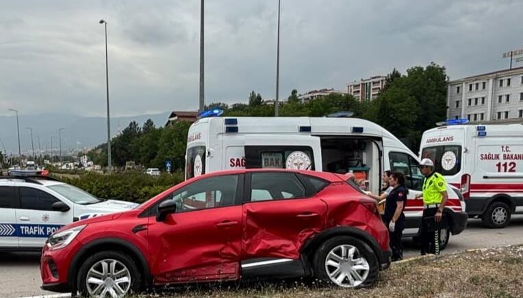 kavsakta iki otomobil carpisti 3 yarali nbtnYRzk