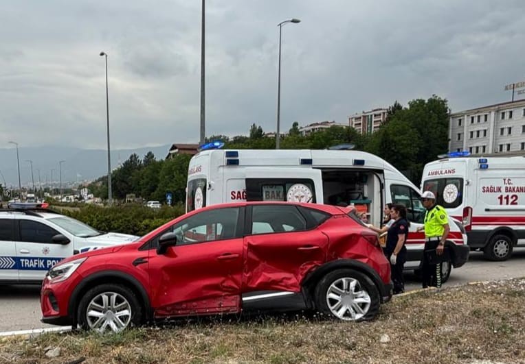 kavsakta iki otomobil carpisti 3 yarali nbtnYRzk