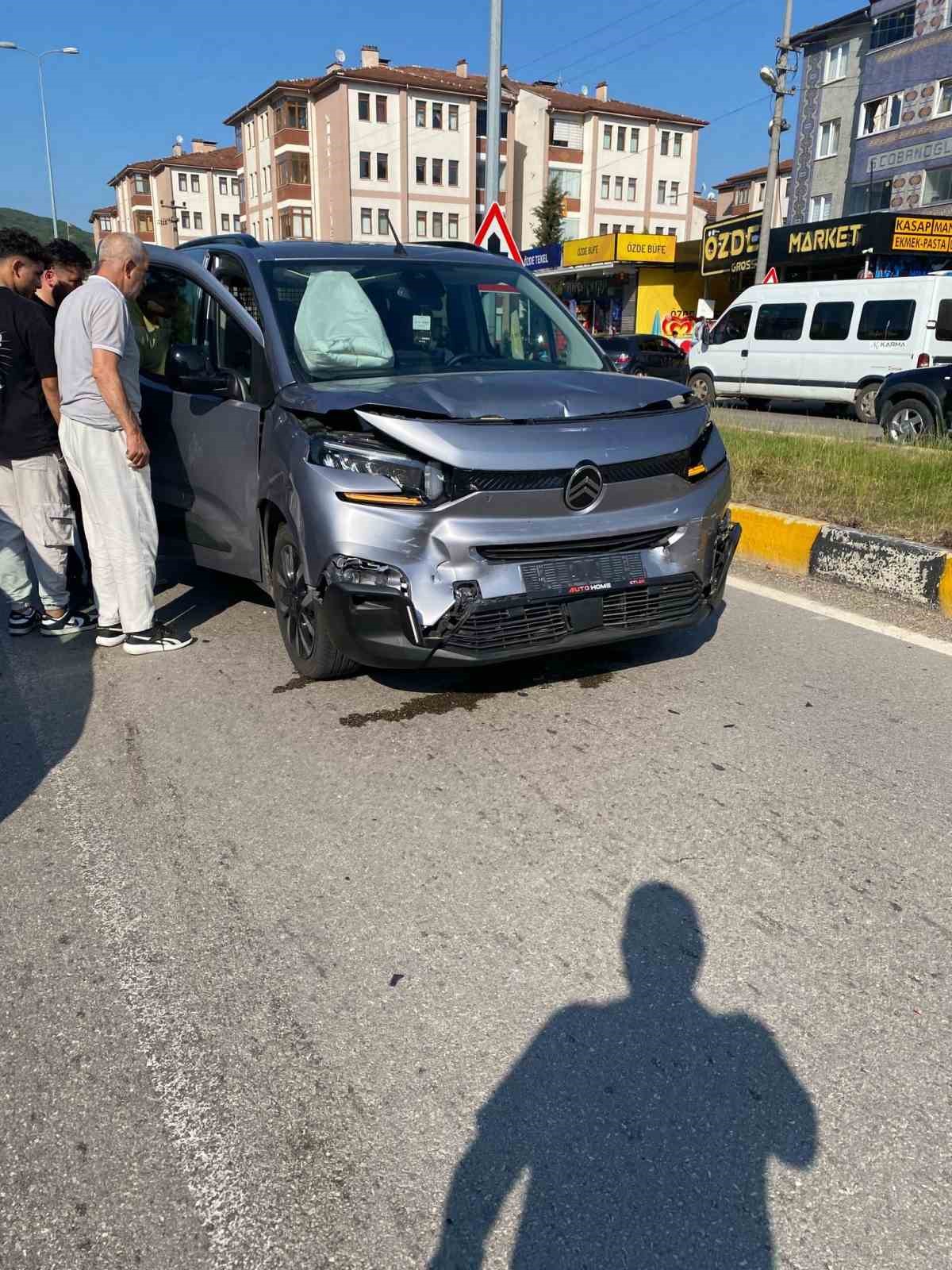 kavsakta zincirleme kaza 1 yarali