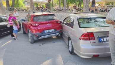 kontrolden cikan otomobil 3 araca carpti 1 yarali TrJ1HQsC