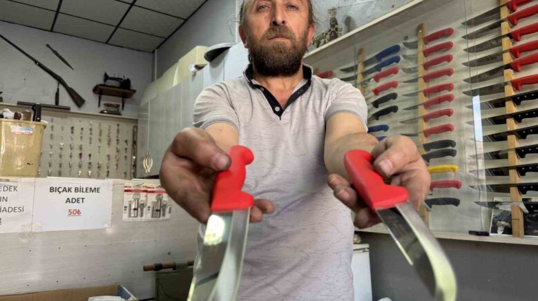 kurban en rahat celik bicakla kesiliyor tZLSlg2b