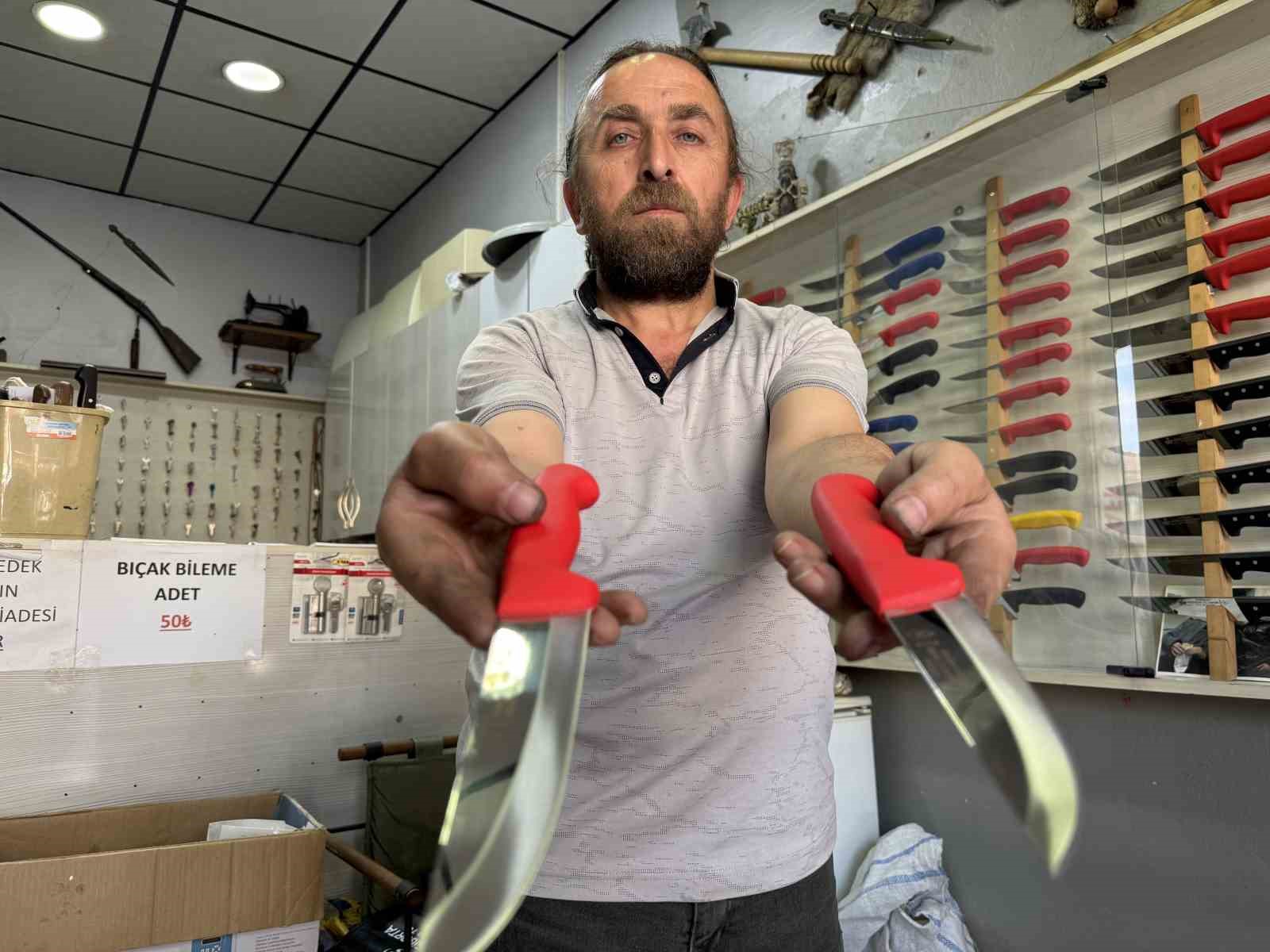 kurban en rahat celik bicakla kesiliyor tZLSlg2b