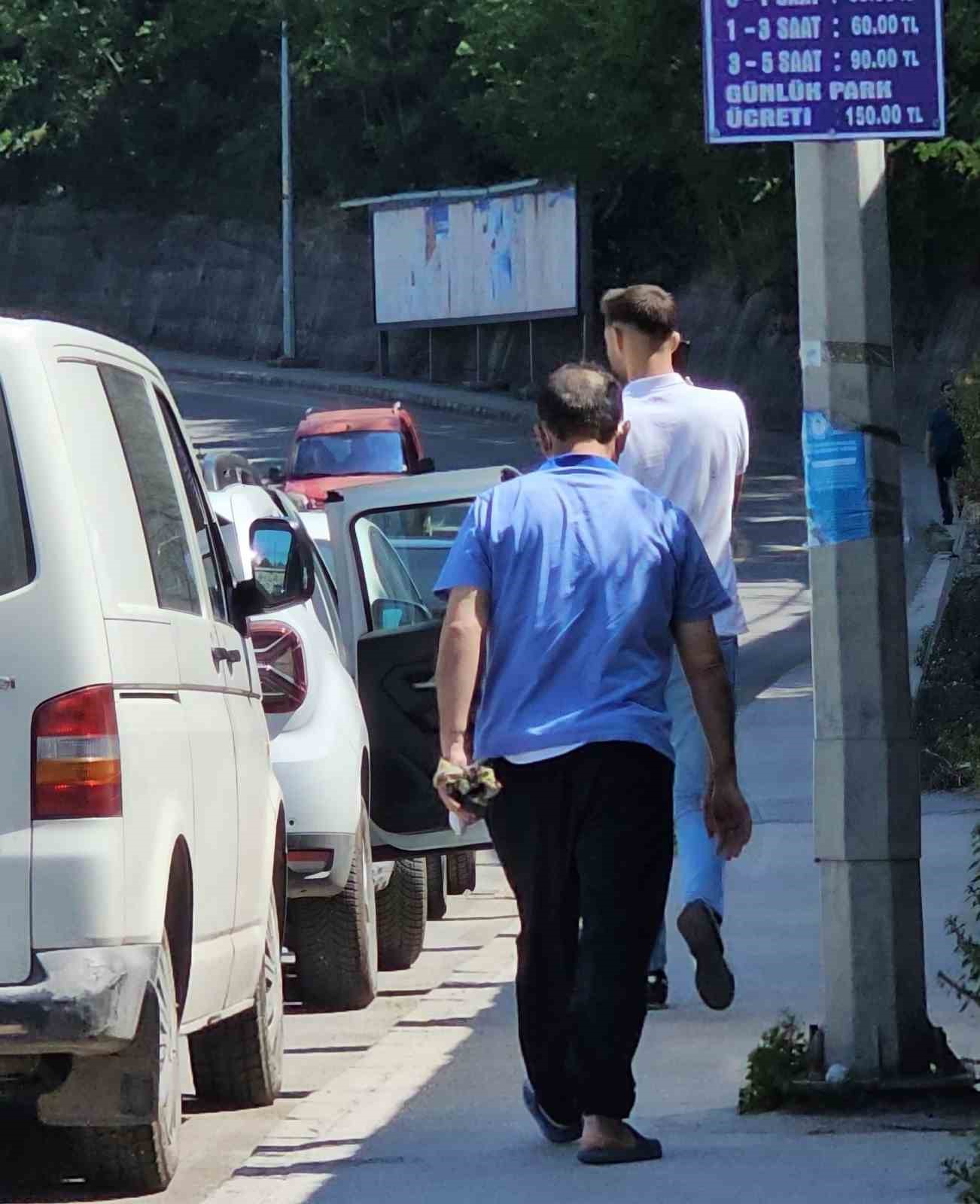 kurban kesimi sirasinda yaralanan 2 kisi hastanelik oldu