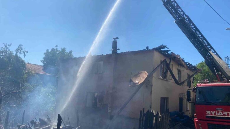 ocaktan sicrayan kivilcimlar 5 evi yakti Z5h6xbR1