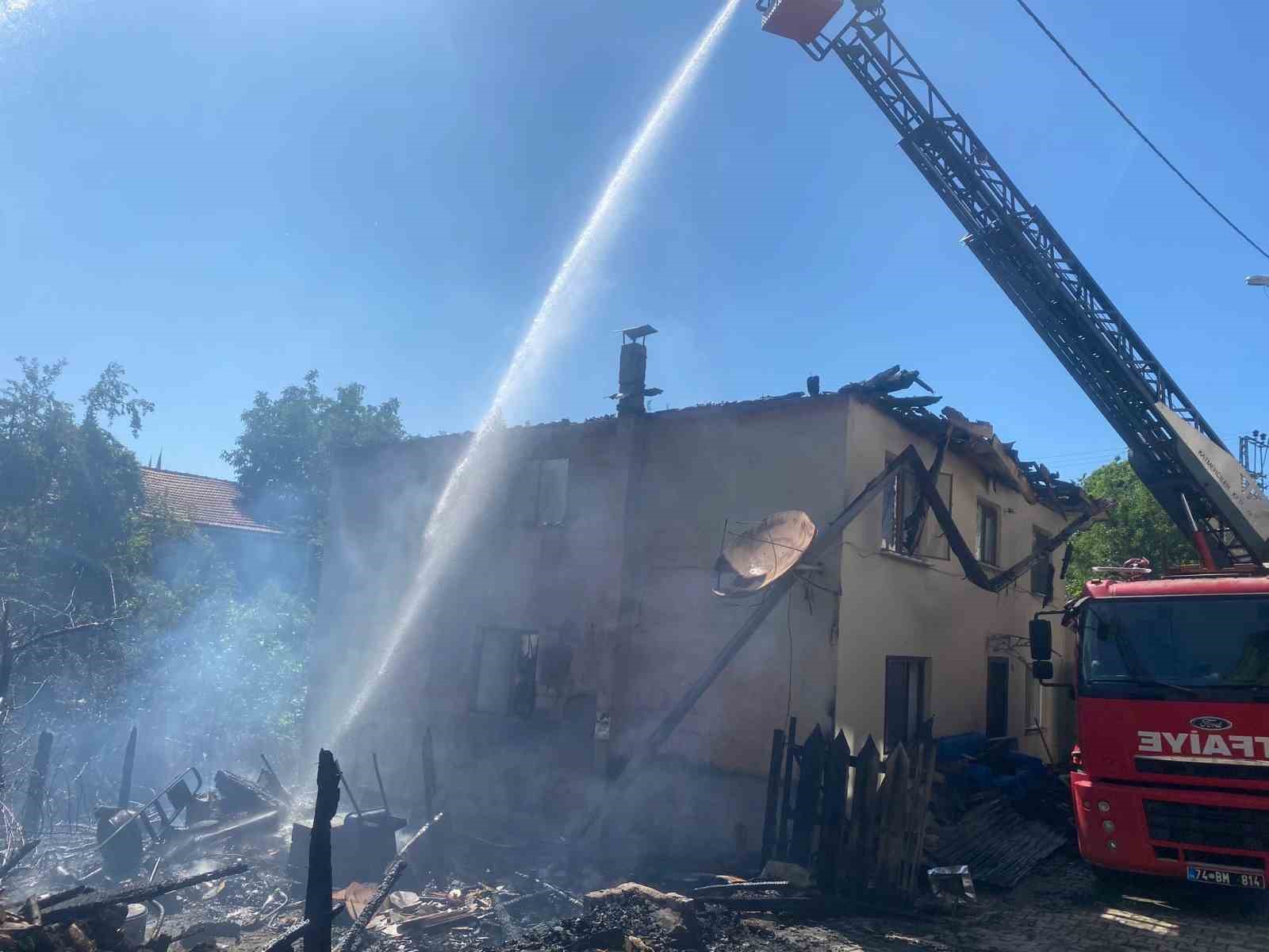 ocaktan sicrayan kivilcimlar 5 evi yakti