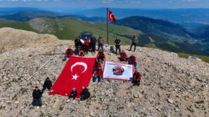 off road tutkunlari 2 bin 587 rakimli zirvedeki turk bayragini degistirdi D1qOrpZi