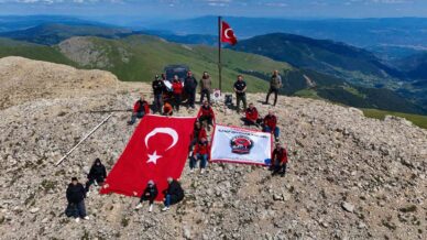 off road tutkunlari 2 bin 587 rakimli zirvedeki turk bayragini degistirdi D1qOrpZi