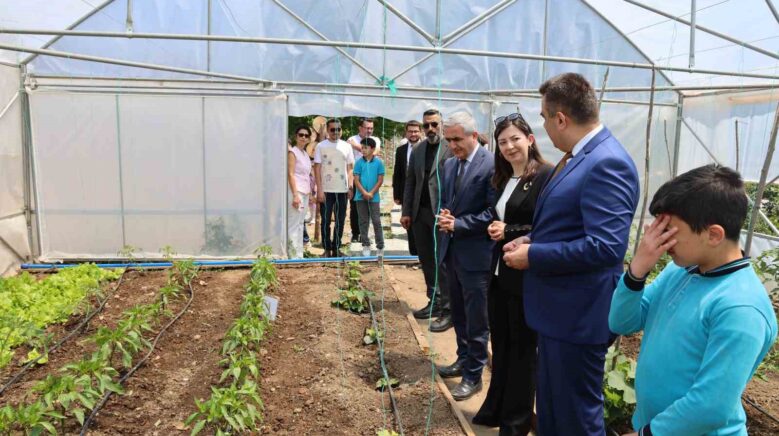 ogrenciler bu bahcede sebze ve meyve yitistirecek bGLjcOEI