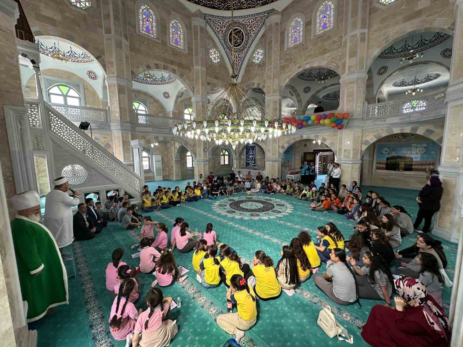 ogrenciler cedes yil sonu kultur senliginde bulustu