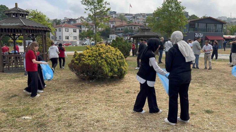 ogrenciler sahilden poset poset cop topladi H84qlGsm