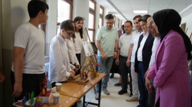 ortaokul ogrencilerin atik malzemelerden yaptigi tasarimlar buyuk ilgi gordu PTfZHKY9