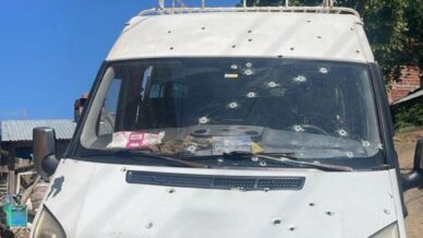 park halindeki minibuse kursun yapdirdilar m25I2sNA