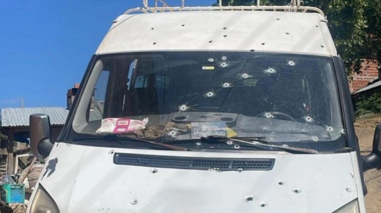 park halindeki minibuse kursun yapdirdilar m25I2sNA