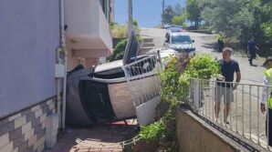 rampa asagi kayip agaca carpan otomobil apartman girisinde devrildi 5 yarali C7r2B3Cy