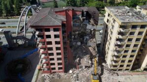 rizede firtinada bosaltilan 8 katli 2 binada yikim islemi basladi zkxeQ1d7