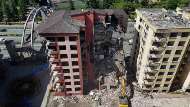 rizede firtinada bosaltilan 8 katli 2 binada yikim islemi basladi zkxeQ1d7