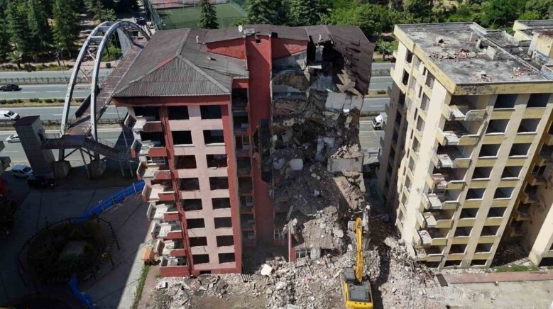 rizede firtinada bosaltilan 8 katli 2 binada yikim islemi basladi zkxeQ1d7