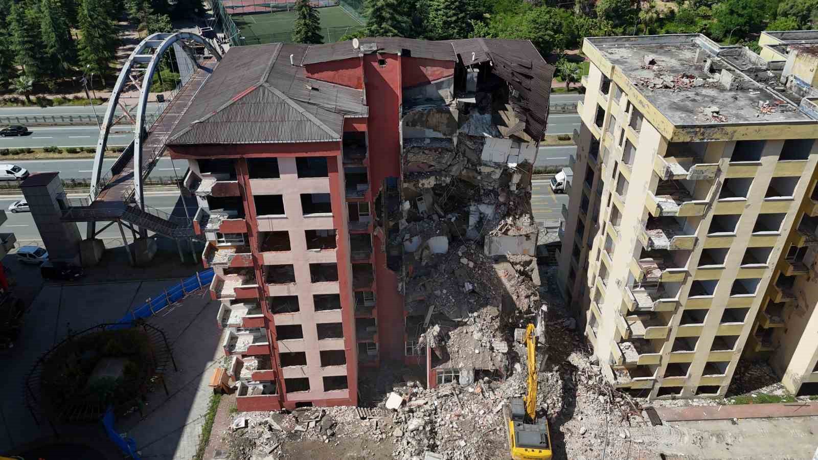 rizede firtinada bosaltilan 8 katli 2 binada yikim islemi basladi