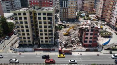 rizedeki riskli 2 binanin yikimi suruyor HBvRMfVP