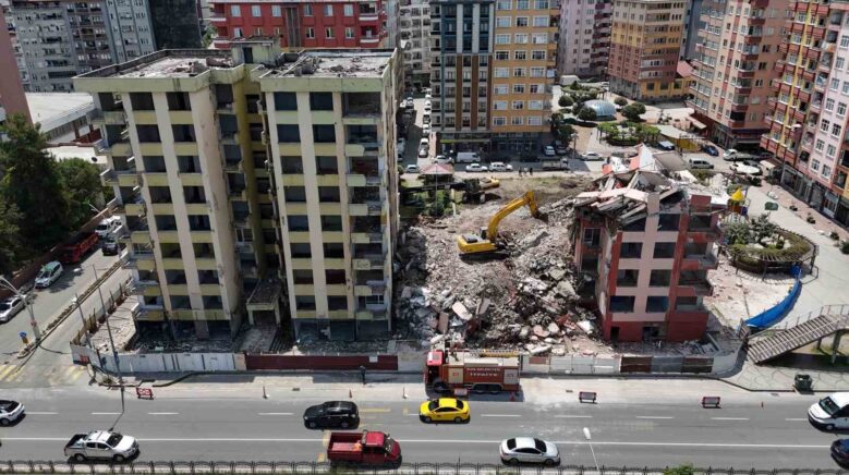 rizedeki riskli 2 binanin yikimi suruyor HBvRMfVP