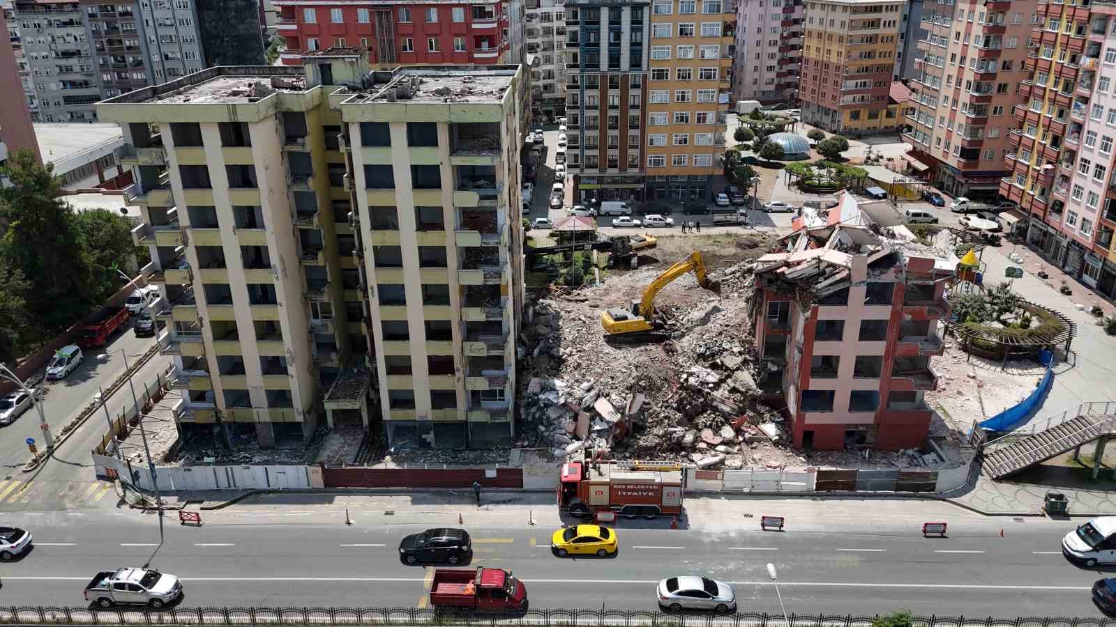 rizedeki riskli 2 binanin yikimi suruyor HBvRMfVP