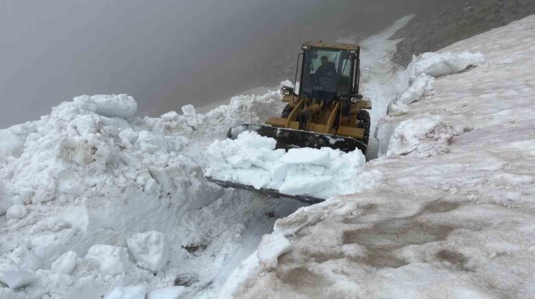 rizenin yayla yollarinda haziranda kar temizligi mZ5vp9X8
