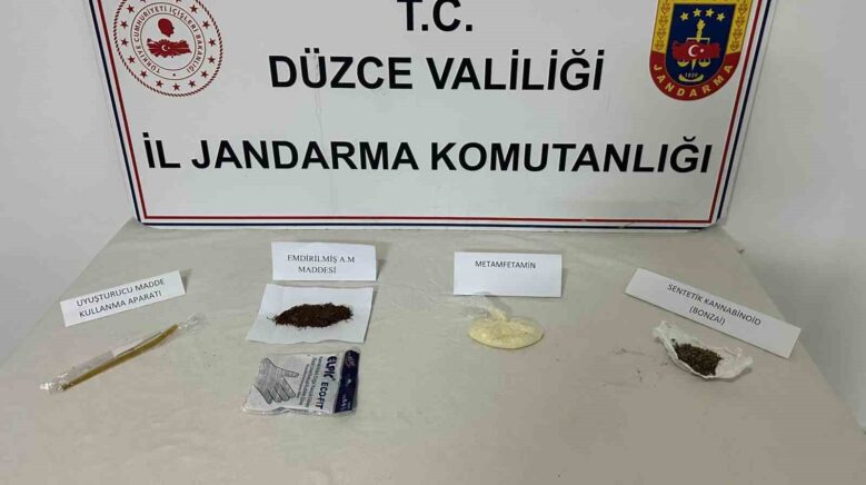 sakaryadan duzceye uyusturucu getirirken yakalandi NDEpDMxA