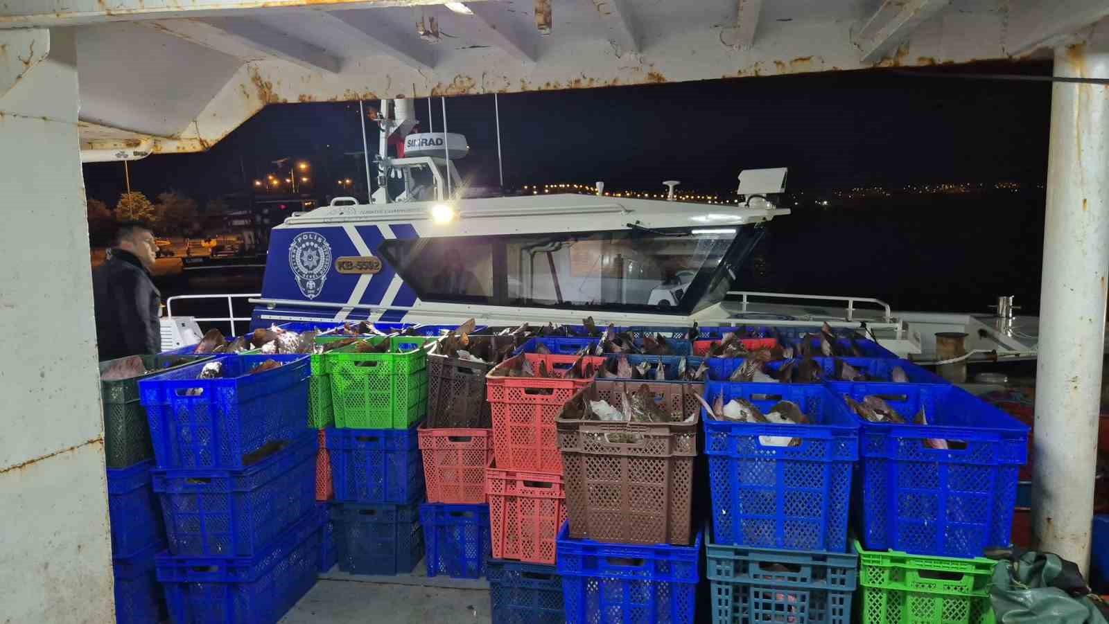 samsun aciklarinda 6 ton kacak kalkan baligi ele gecirildi jX46kH89