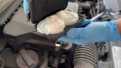 samsunda aracin motor kismina gizlenmis kokain ele gecirildi ePzd97MN