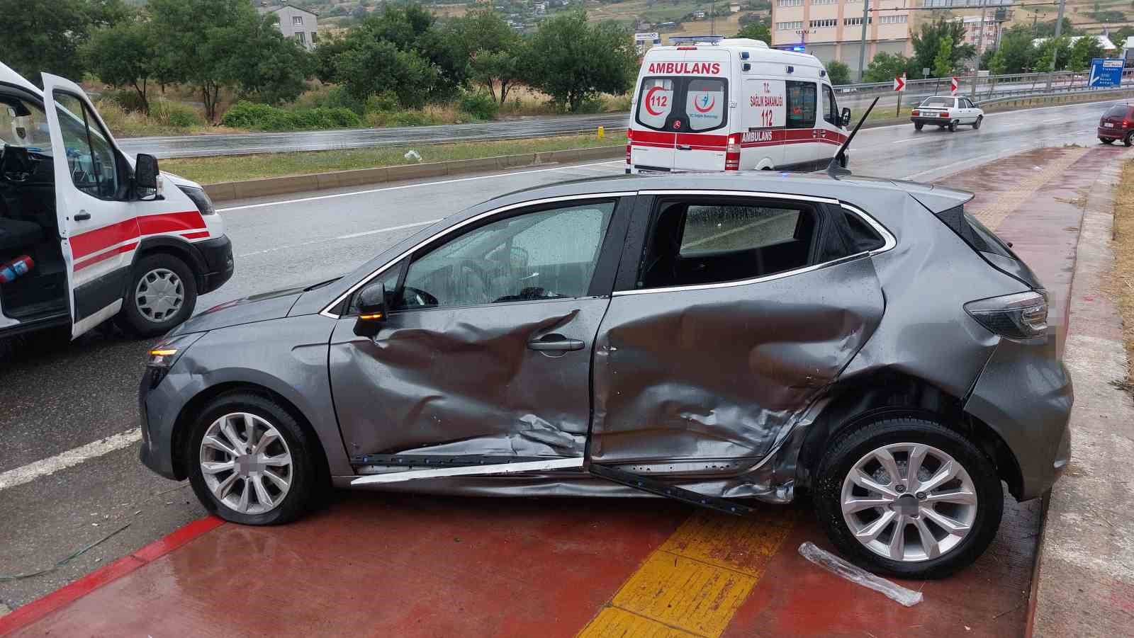 samsunda hafif ticari arac otomobile yandan carpti 3 yarali kVQBz3RN