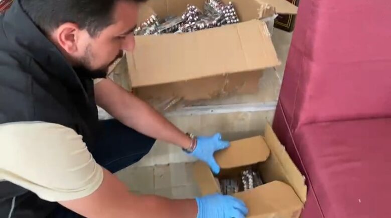 samsunda koliler icerisinde 7 bin 500 adet uyusturucu hap ele gecirildi 2YzbHZAP