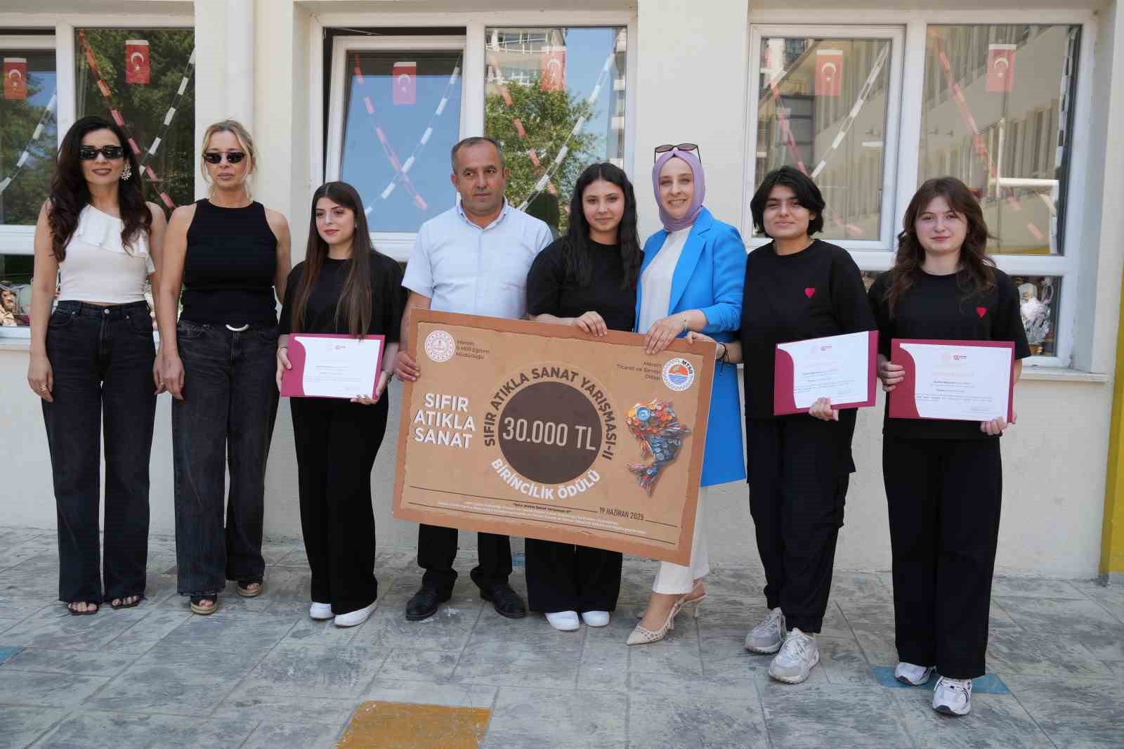 samsunlu ogrencilerden sifir atikla sanat yarismasinda turkiye birinciligi 8BhKEMS4