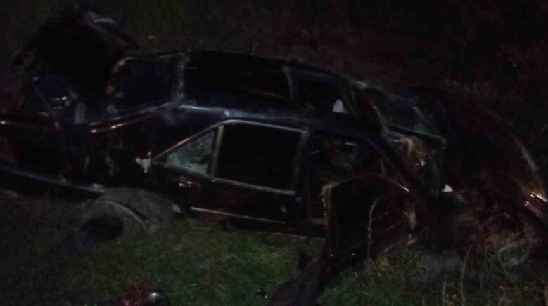 sarampole devrilen mercedes kagit gibi ezildi 2RuUjBK5