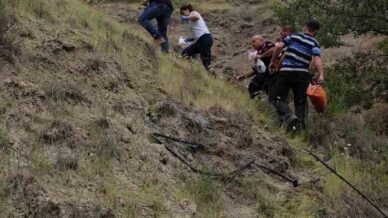 sarampole devrilen traktorun altinda kalan surucu hayatini kaybetti SNFqBcpO