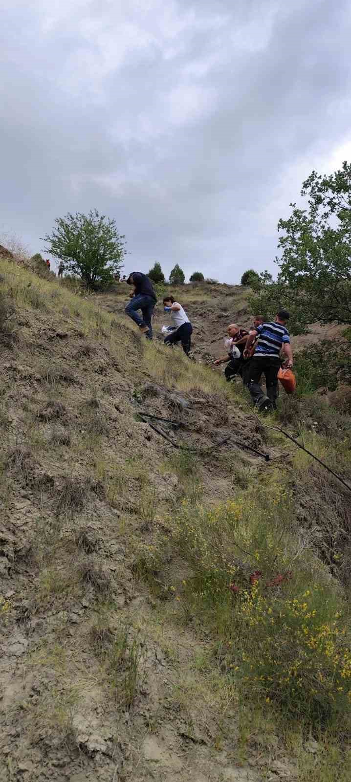sarampole devrilen traktorun altinda kalan surucu hayatini kaybetti SNFqBcpO