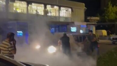 seyir halindeyken alev alan otomobilin yardimina vatandaslar yetisti avHQMnrm