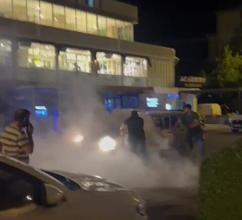 seyir halindeyken alev alan otomobilin yardimina vatandaslar yetisti avHQMnrm