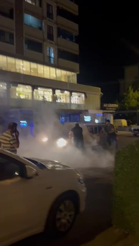 seyir halindeyken alev alan otomobilin yardimina vatandaslar yetisti avHQMnrm