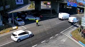 sinava gec kalan ogrencilerin yardimina polis ekipleri yetisti wuc5PRNx