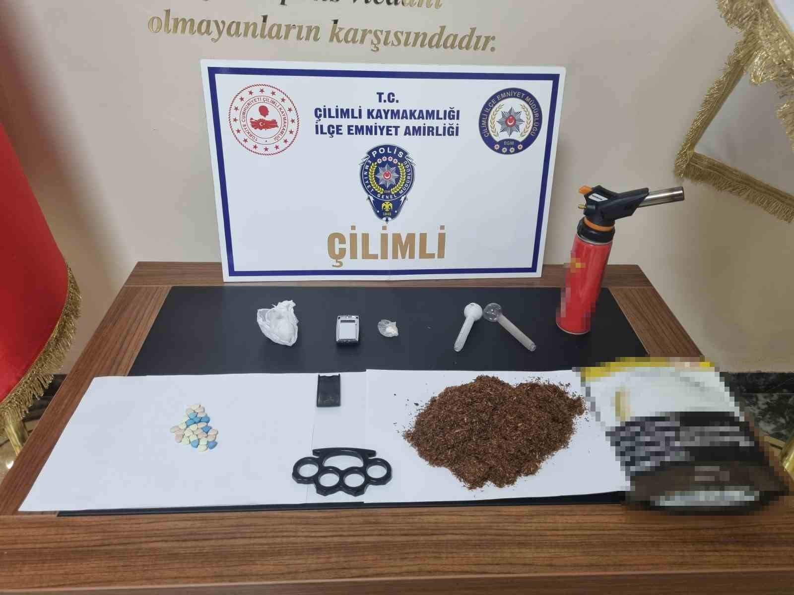 suphe uzerine durdurulan aracta uyusturucu ele gecirdi hG9OzWAv