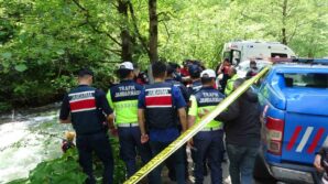 suudi arabistan uyruklu cocugun cansiz bedeni 23 kilometre uzaklikta kayanin altinda bulundu MMUgcqNm