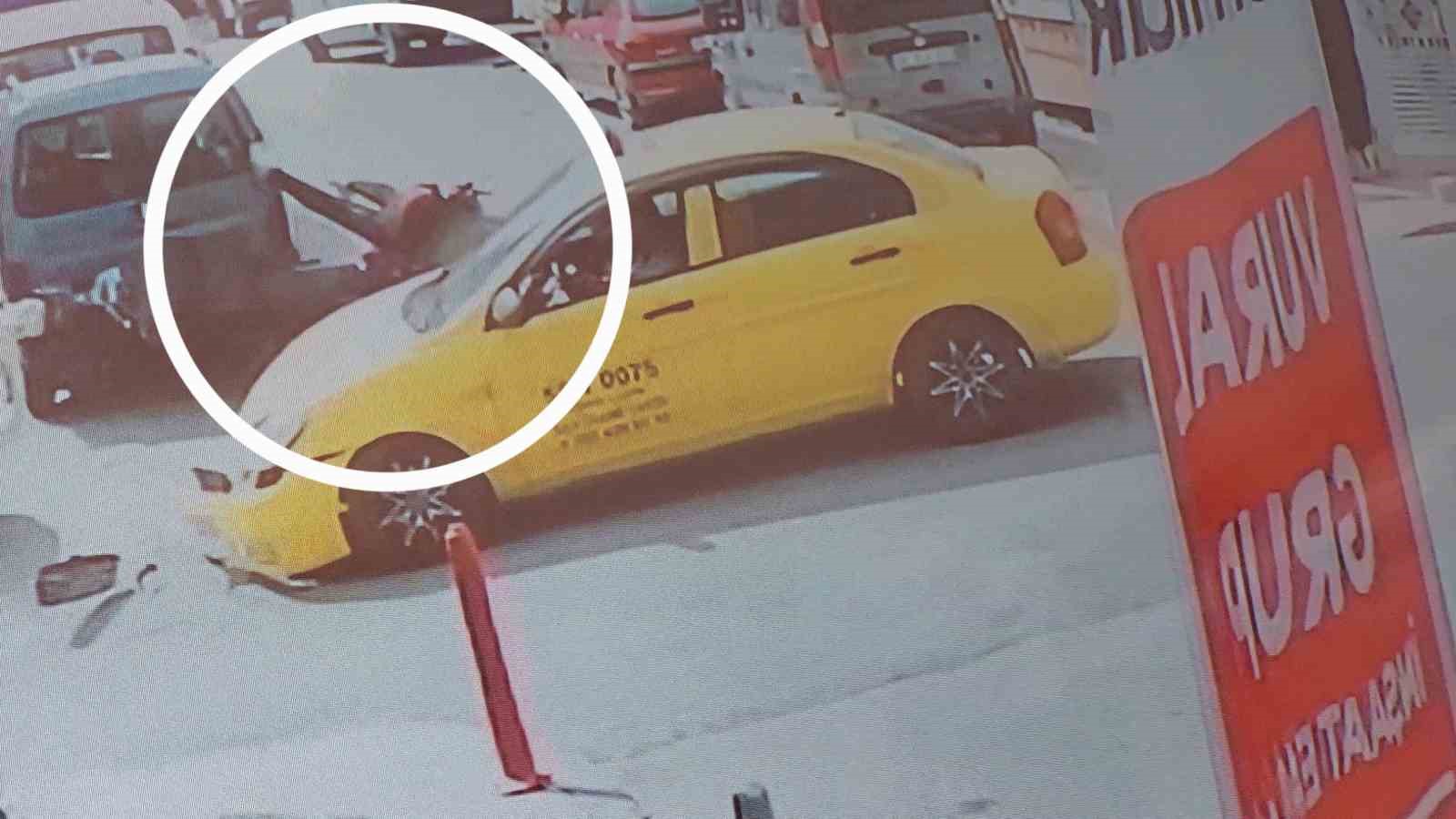 taksinin motosikletli kuryeye carptigi kaza kamerada 1 yarali TG8vbPy2
