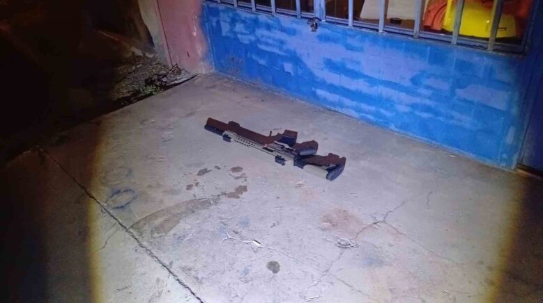 tekel bayisinde cikan kavganin ardindan polis ekiplerinden kacan 4 kisi kovalamaca sonucu yakalandi RIKzwPGr