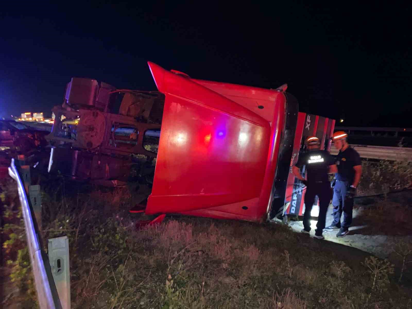 tem otoyolunda cip ile carpisan tir orta refuje devrildi 2 yarali dgvqLGjK