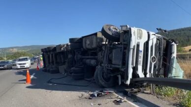 tem otoyolunda devrilen tirin dorsesindeki hurdalar yola sacildi 1 yarali LmOlpApH