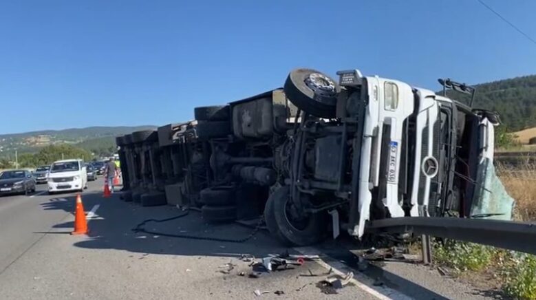 tem otoyolunda devrilen tirin dorsesindeki hurdalar yola sacildi 1 yarali LmOlpApH