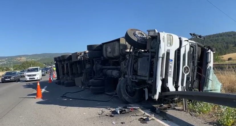 tem otoyolunda devrilen tirin dorsesindeki hurdalar yola sacildi 1 yarali LmOlpApH